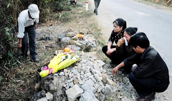Mộ gió anh hùng liệt sĩ Phạm Văn Cường, đồng đội của Thiếu tướng Hồng khi còn ở Phòng PC47 bị hy sinh ở chân đèo Sam Mứn, huyện Điện Biên
