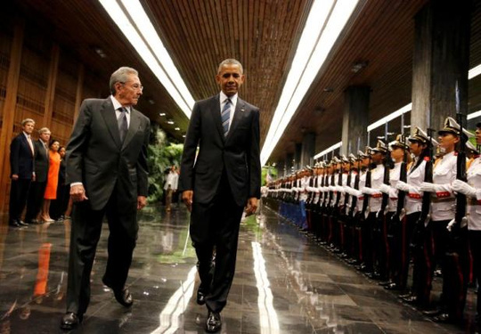 
Hàng lính danh dự đón ông Obama. Ảnh: Reuters
