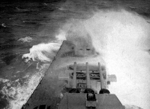 
Trong gió bão với vận tốc lên đến 240 km/h của cơn bão mang tên Cobra, hạm đội đã bị thiệt hại khá nặng nề.

Ba tàu khu trục gồm Spence, Hickox và Maddox gần hết xăng dầu nên không bị ảnh hưởng bởi trọng lượng thừa do đó tương đối ổn định. Nhưng một số tàu khu trục khác như Hull, Monaghan thuộc lớp Farragut cũ kỹ và đã được tăng thêm hơn 500 tấn vũ khí, thiết bị khiến đầu nó khá nặng.
