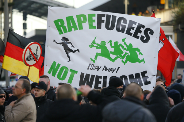 Phe bài tị nạn tổ chức biểu tình nhằm đuổi người tị nạn ra khỏi quốc gia.