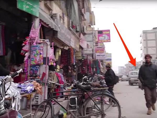 
Hình ảnh chiến binh IS cùng cây AK47 trên đường phố luôn khiến người dân phải sống trong sợ hãi.
