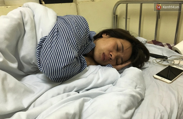 
Theo các bác sĩ, hiện tại chị Thảo phải nằm bất động tại giường.
