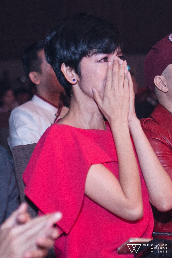 Khách mời rơi nước mắt khi nhìn lại 10 câu chuyện truyền cảm hứng năm 2015 tại Gala WeChoice Awards - Ảnh 3.
