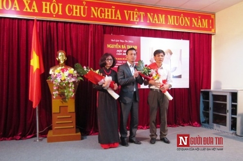 Anh Nguyễn Bá Cảnh (giữa) tặng hoa và tri ân soạn giả Kim Thành và đạo diễn bộ phim nói về cha mình