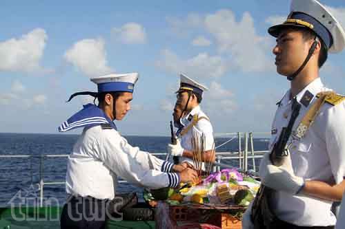 Các chuyến tàu ra đảo, qua đảo Gạc Ma đều làm lễ tưởng niệm những chiến sỹ tử chiến năm 1988 để bảo vệ đảo.