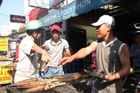 Không khí nhộn nhịp kẻ mua, người bán tại các cửa hàng.