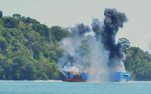 Một tàu cá đánh bắt trái phép bị Indonesia đánh chìm. (Ảnh minh họa: AFP)