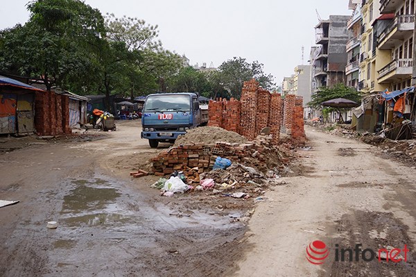 
Do tiến độ thi công chậm, hiện trạng con đường không thay đổi nên nhiều đoạn đã bị người dân chiếm dụng làm nơi tập kết vật liệu xây dựng, điểm trông giữ xe ô tô.
