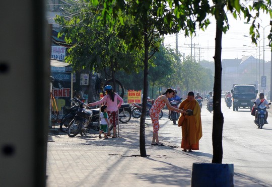 Thản nhiên xin tiền ở giữa đường.