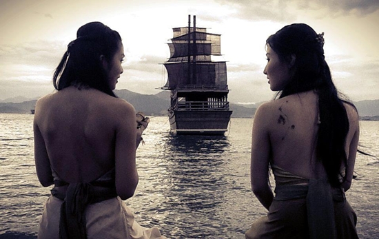
Linh Lan (Tăng Thanh Hà) và Mai thị (Diễm My) khoe tấm lưng trần ngọc ngà trong một cảnh quay ngắm hoàng hôn trên biển.
