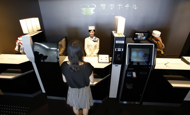 Để làm thủ tục nhận phòng, khách du lịch có thể nói chuyện với nhân viên lễ tân robot nói tiếng Nhật hoặc một chú khủng long nói tiếng Anh