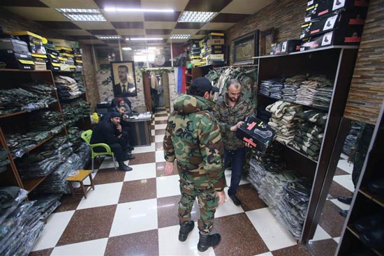 Cửa hàng bán quân phục thu hút khách Nga đến mua.
