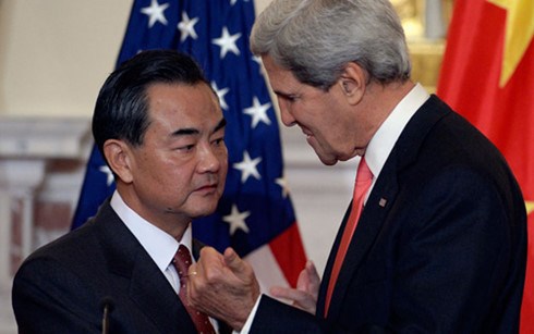 Ngoại trưởng Trung Quốc Vương Nghị (trái) và Ngoại trưởng Mỹ John Kerry. Ảnh: theiranoproject.