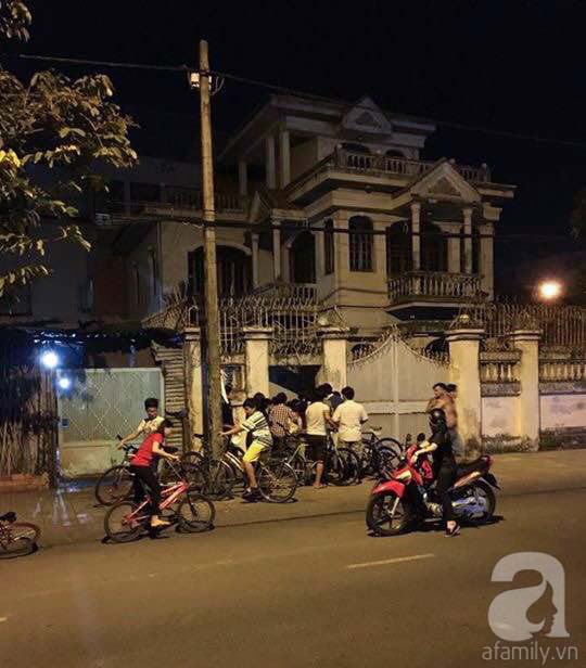 
Nhóm này chưa đi nhóm khác kéo đến căn nhà - ảnh: Trần Duy Sơn.
