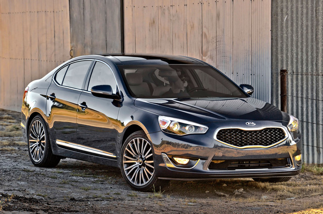 Kia K7 (Cadenza), chiếc xe ăn theo bộ phim IRIS rất thành công.