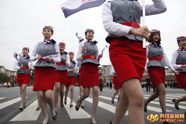 
Các nữ tiếp viên hàng không tương lai đi giày cao gót chạy bộ 8km.
