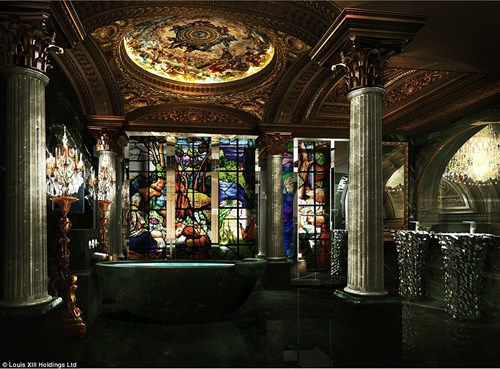 
Phòng tắm phong cách Roman được bao quanh bởi kính màu cầu kì.
