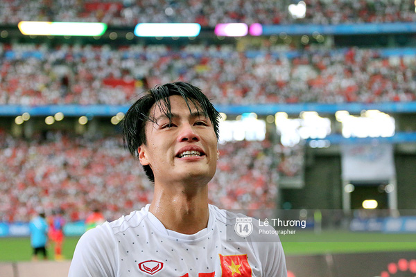 Mạc Hồng Quân khóc sau trận đấu với U23 Myanmar.