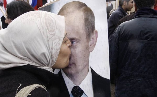 Một người phụ nữ thể hiện lòng yêu mến với ông Putin. Nguồn: Twitter