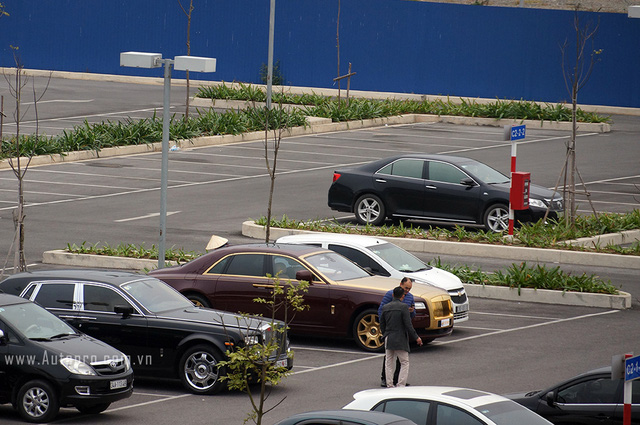 Chiếc Rolls-Royce Golden Ghost bị bắt gặp tại sân bay Nội Bài cũng trong buổi chiều cùng ngày hôm đó.