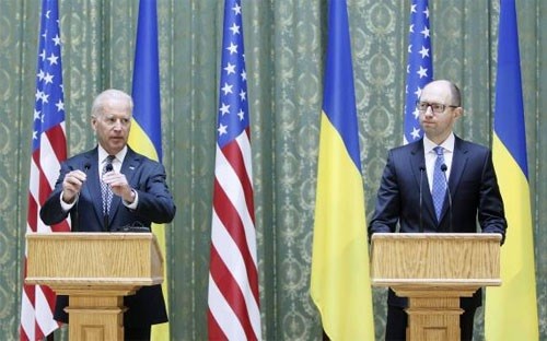 Phó tổng thống Mỹ Joe Biden (trái) tại Kiev năm 2014.