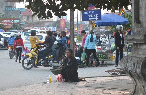 
Thực chất đây là những người khoẻ mạnh, giả danh tàn tật, bệnh tật để xin tiền của mọi người. Họ nằm, ngồi vạ vật ngay cửa ra vào các chốn tâm linh hay ngay cổng gửi xe.
