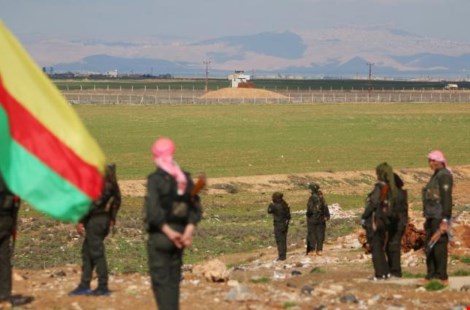 Các tay súng người Kurd tại TP al-Derbasiyah (Syria) giáp biên giới Thổ Nhĩ Kỳ ngày 9-2. Ảnh: REUTERS