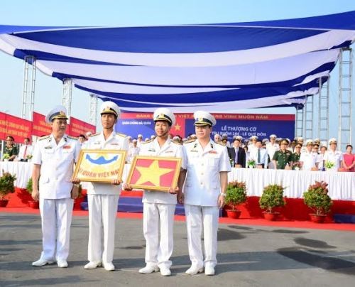 
Trao Quốc kỳ và Cờ Hải quân cho thuyền trưởng và chính trị viên Tàu buồm Lê Quý Đôn.
