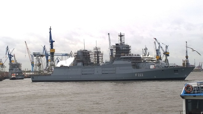 
Tàu khu trục FGS Baden-Württemberg F222 đang lắp đặt radar sau khi được hạ thủy vào năm 2014. Ảnh: ThyssenKrupp Marine Systems
