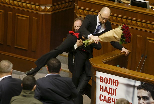 Thủ tướng Ukraine Arseniy Yatsenyuk bị đại biểu khối Poroshenko lôi ra khỏ bục khi đang đọc báo cáo trước quốc hội.