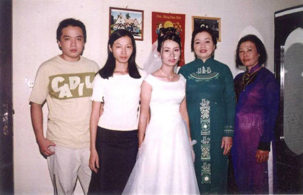 Bức ảnh mẹ Ngọc Lan (áo dài xanh) chụp chung với gia đình.