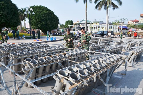 Sáng 7/2, các đơn vị đang lắp pháo vào từng bệ phóng để hoàn tất việc chuẩn bị màn pháo hoa hoành tráng chào đón năm mới.