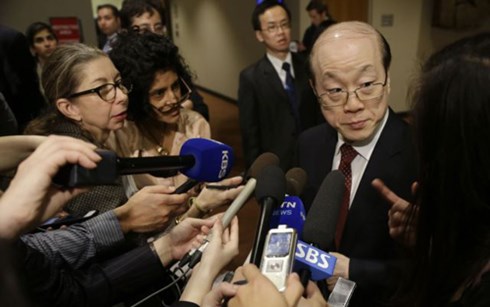 Đại sứ Trung Quốc tại Liên Hợp Quốc Lưu Kết Nhất trả lời phỏng vấn báo giới về vấn đề Triều Tiên. (Ảnh: AP)
