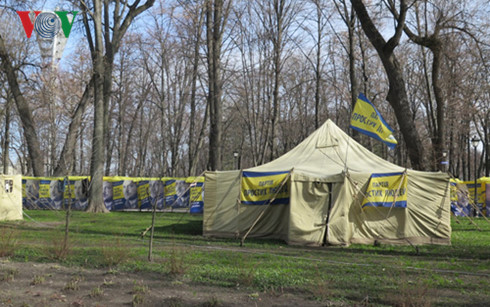 Lán trại và biểu ngữ, khẩu hiệu biểu tình của một nhóm Chính trị Ukraine mang tên Đảng của người dân bình thường.