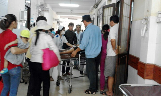 
Nạn nhân được đưa đi cấp cứu tại Bệnh viện đa khoa tỉnh Đắk Lắk - Ảnh: Lĩnh Hồng
