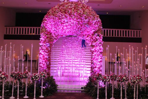 
Đám cưới phủ hàng trăm cây nến, hàng nghìn bông hoa tươi của Jennifer Phạm
