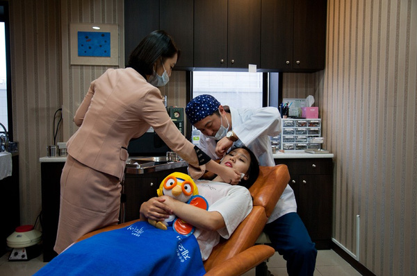 
Ju Hyo Jim (25 tuổi) được các bác sĩ kiểm tra trước khi tiêm botox.
