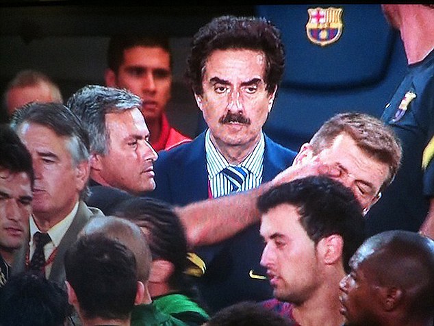 
Mourinho bị phản đối quyết liệt vì màn móc mắt cựu HLV Barca trong quá khứ.
