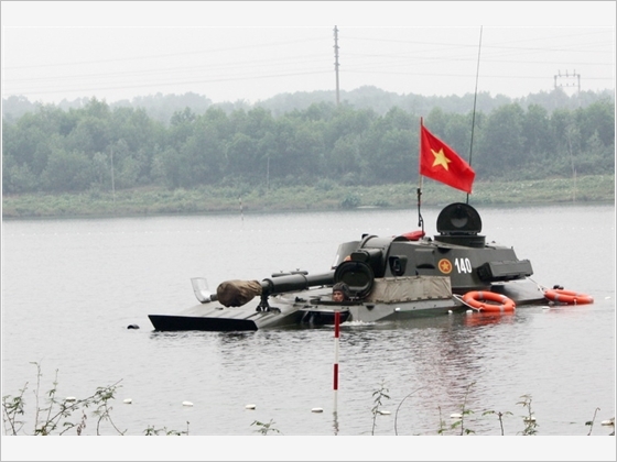 
Pháo binh huấn luyện thực hành vượt chướng ngại nước.
