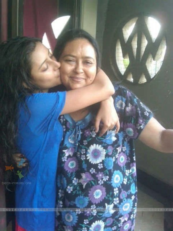 Pratyusha Baneerjee và mẹ.