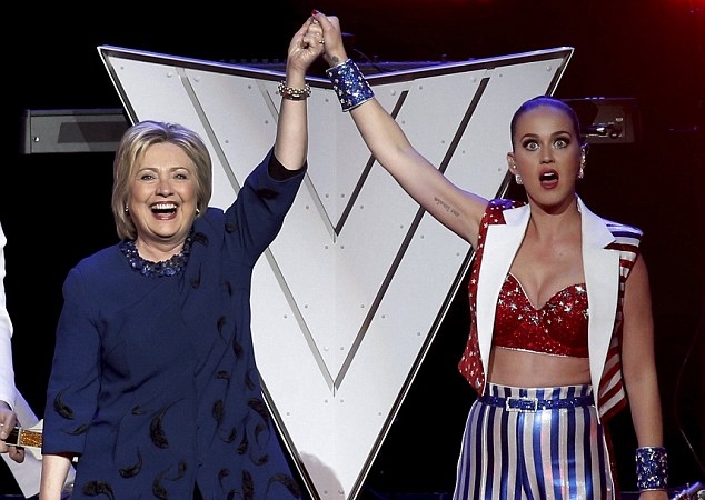 
Katy Perry tại đêm ca nhạc gây quỹ trong chiến dịch vận động mới nhất của Hillary Clinton.

