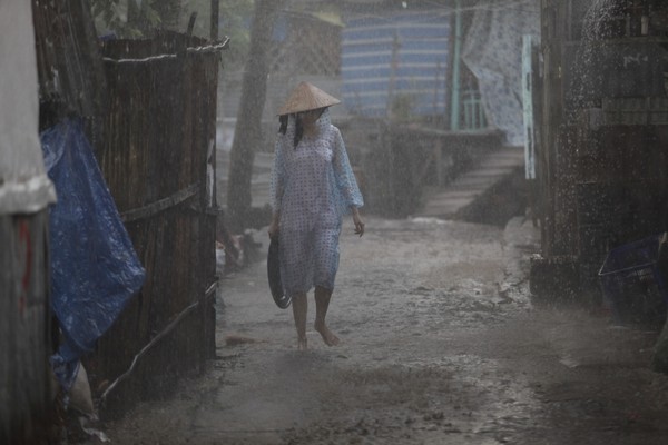 
Ngọc Trinh trong một cảnh chân trần đội mưa cũng khiến nhiều người xúc động
