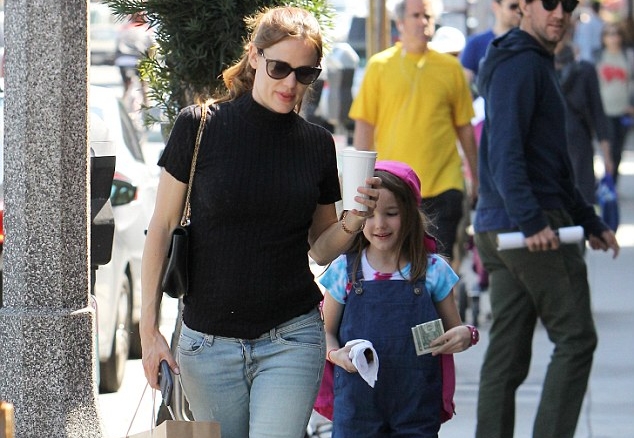
Mới đây Jennifer bị paparazzi bắt gặp khi đang đi chơi cùng con gái Seraphina tại Venice, Los Angeles.
