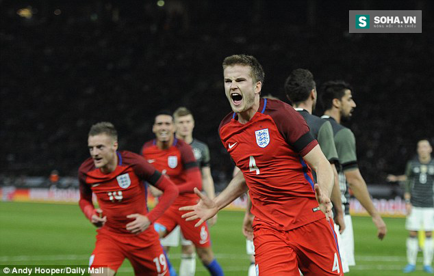 Cầu thủ Anh ăn mừng chiến thắng 3-2 trước ĐT Đức.