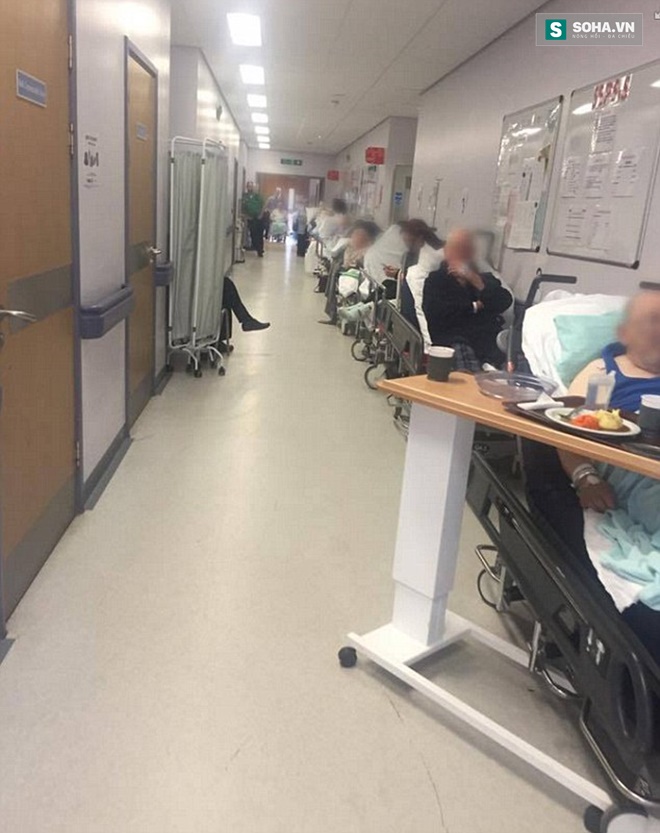 
Hình ảnh bệnh nhân nằm la liệt ngoài hành lang đợi điều trị được cho là chụp tại bệnh viện Lister, Anh.

