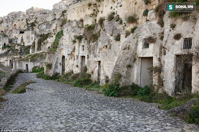 
Những cửa hang đá trong thành phố Sassi di Matera.
