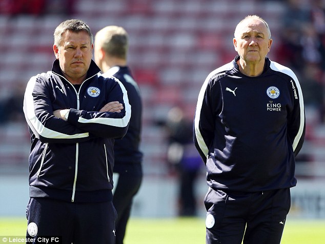 
Walsh (phải) là người chọn các cầu thủ về cho Leicester.
