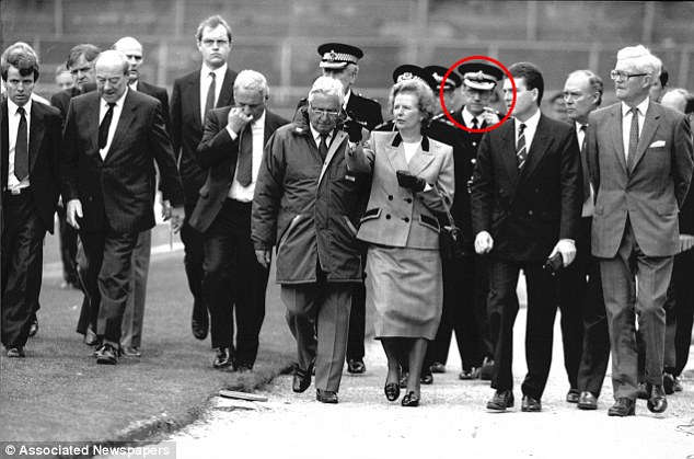 
Nguyên cảnh sát trưởng David Duckenfield (khoanh đỏ) cùng nguyên thủ tướng Anh Magaret Thatcher thị sát sân Hillsborough sau thảm họa.
