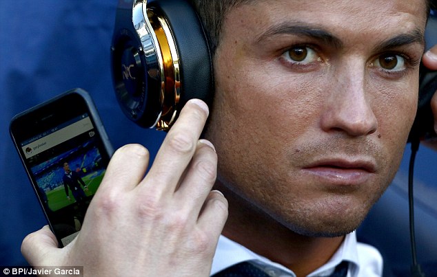 
Ronaldo tự xem clip giải sầu.
