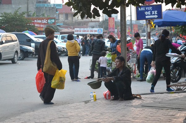 
Ai đi qua anh ta cũng chìa mũ cối ra xin, từ phụ nữ đến người xuất gia.
